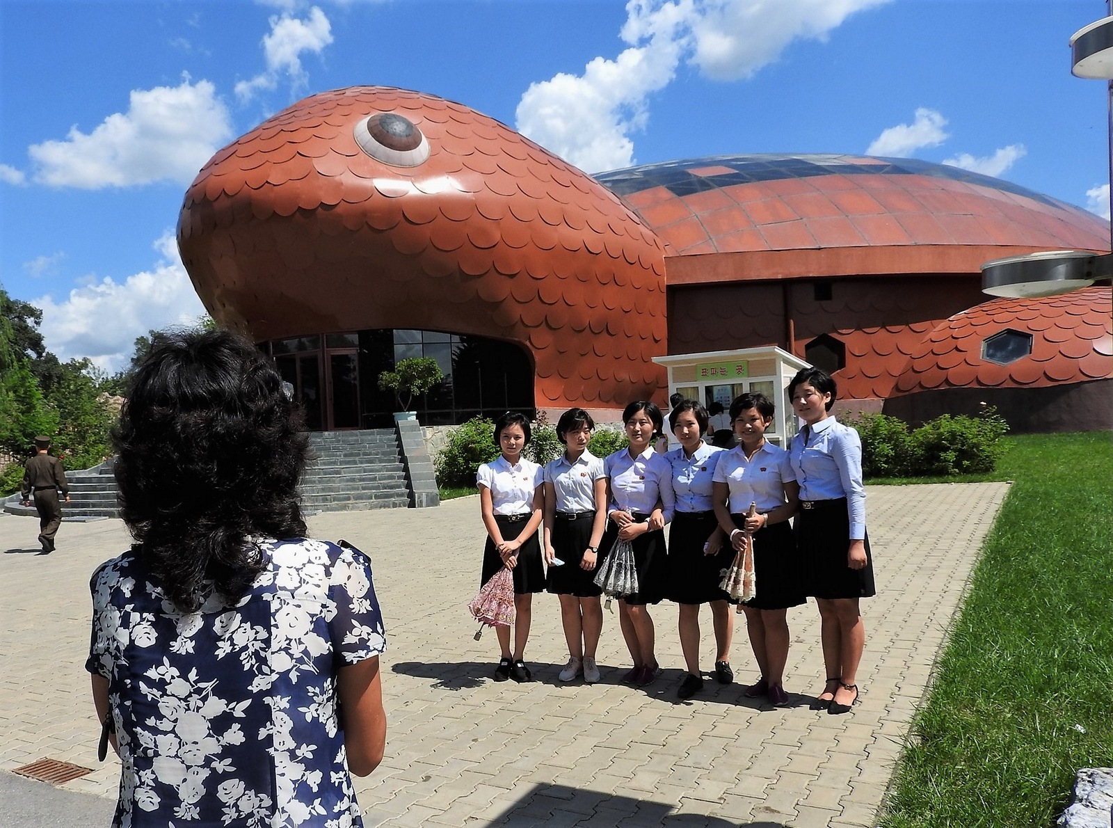 Un grupo de colegialas hace una pausa para una foto de retrato en el zoológico de Pyongyang.