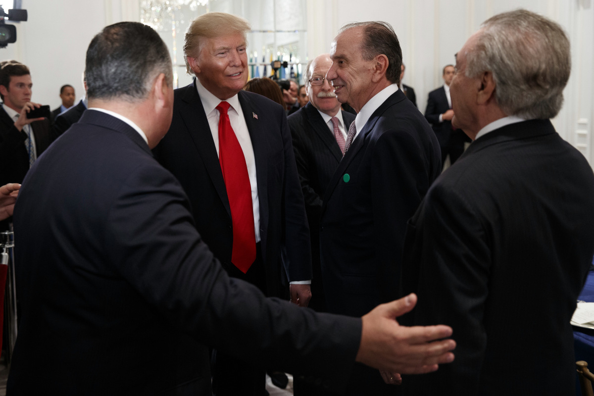 El presidente Donald Trump, izquierda, es recibido por el canciller brasileño Aloysio Nunes, centro, y el presidente brasileño Michel Temer, derecha, cuando llega a una cena con líderes latinoamericanos en el Hotel Palace durante la Asamblea General de las Naciones Unidas, el 18 de septiembre. 2017, en Nueva York. (AP / Evan Vucci)