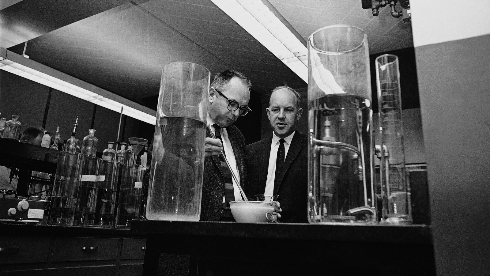 El Dr. Warren R. Lawson, a la derecha, y R. E. Frazier analizan la leche en los laboratorios del Departamento de Salud de Minnesota el 13 de mayo de 1964 para determinar los efectos de la lluvia nuclear. (AP / Gene Herrick)