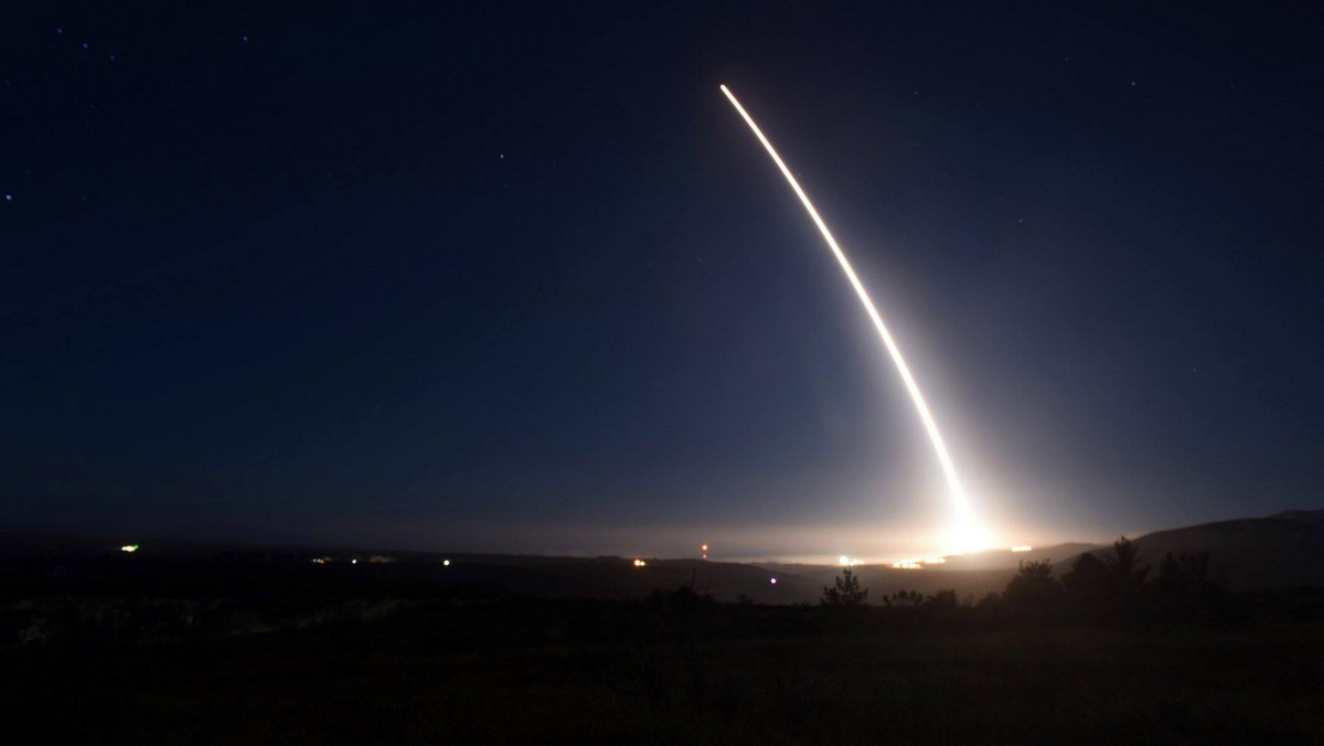 Un misil balístico intercontinental Minuteman III desarmado se lanza durante una prueba operativa en 2016 en la Base de la Fuerza Aérea Vandenberg, California, para un área objetivo a 4,200 millas de distancia del atolón Kwajalein en las Islas Marshall en el Océano Pacífico. (Fuerza Aérea de EE.UU. a través de AP)