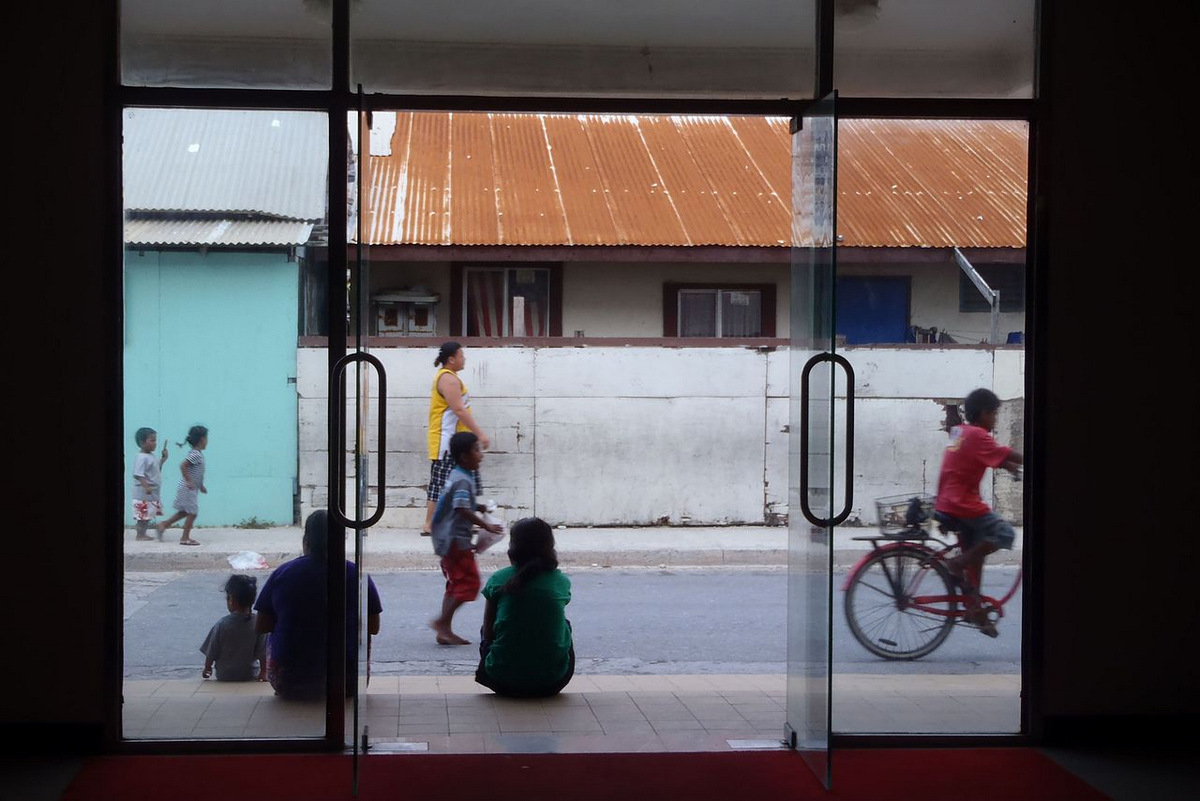 A streetscape in Ebeye, Marshall Islands, February 2012. (Photo: Erin Magee/DFAT)