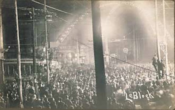 A crowd of ten thousand gathers to watch the mob-style lynching of Will James in Cairo, Illinois, 1909. 
