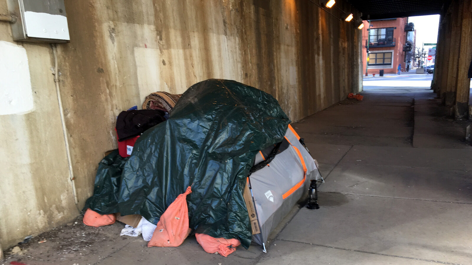 A homeless person takes shelter under a bridge in Chicago, January 19, 2016. (Photo: David Wilson/Flickr/cc)