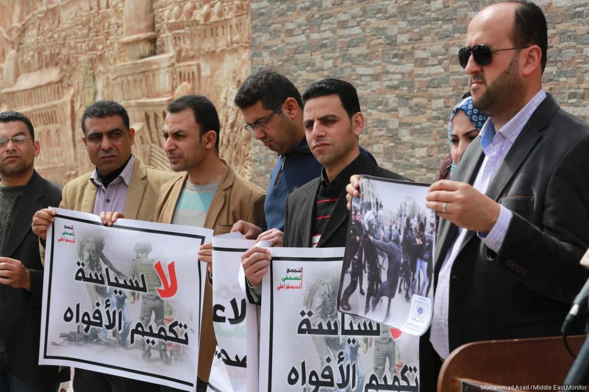 Palestinian journalists protest in occupied Ramallah in the West Bank. March 13, 2017. (Mohammad Asad/Middle East Monitor/CC)