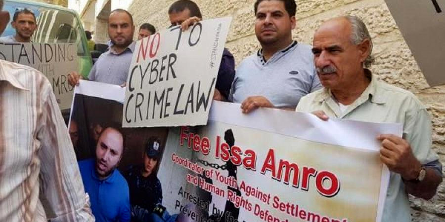 Journalists in Hebron protest in solidarity with activist Issa Amr, and more broadly, against the PA's Cybercrimes law. (Photo: Elnahar News)
