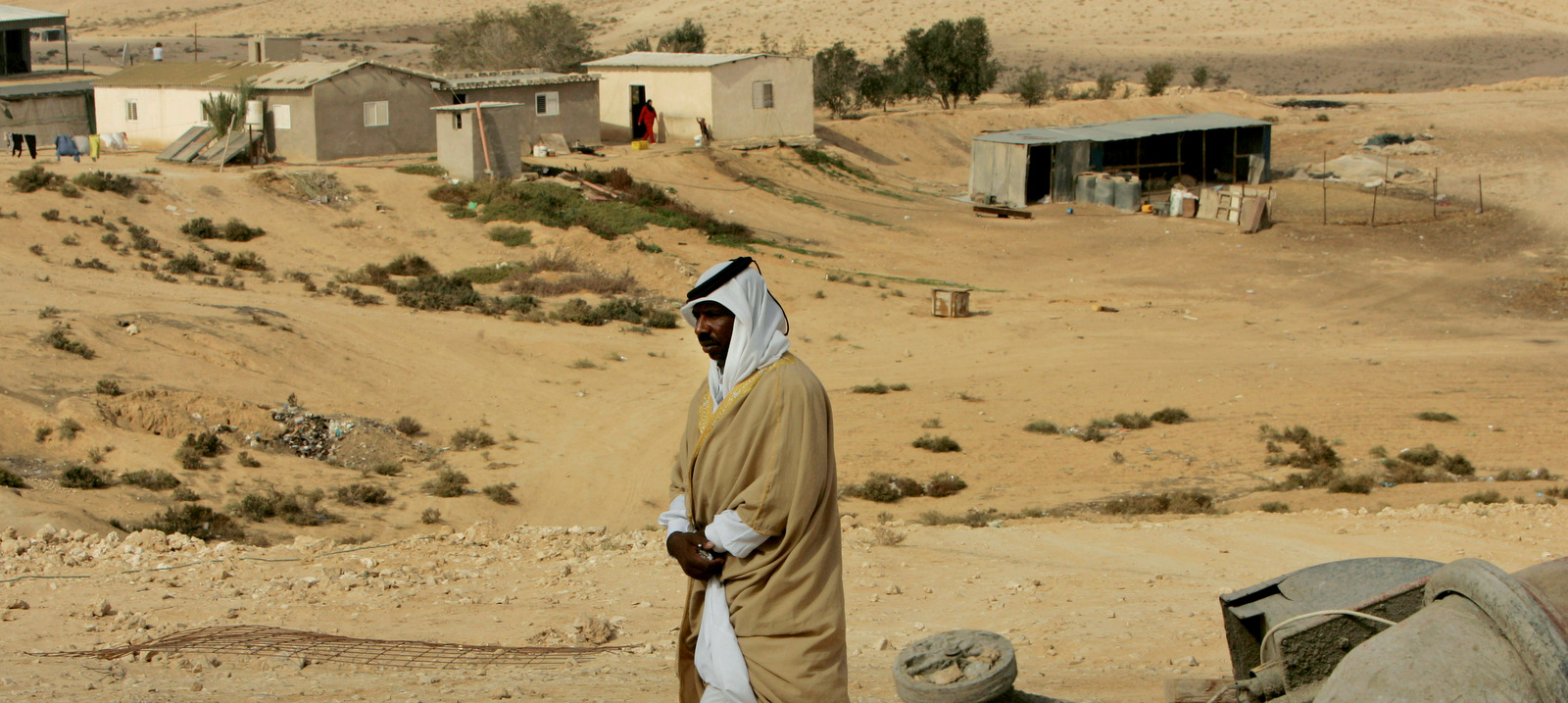 Un jeque beduino camina en la aldea no reconocida de Wadi El Naam, sur de Israel, el jueves 20 de noviembre de 2008. Según los informes, las autoridades israelíes planeaban destruir una mezquita en la aldea porque fue construida sin un permiso, que los beduinos no pueden obtener en su comunidades no reconocidas. (AP / Tara Todras-Whitehill)