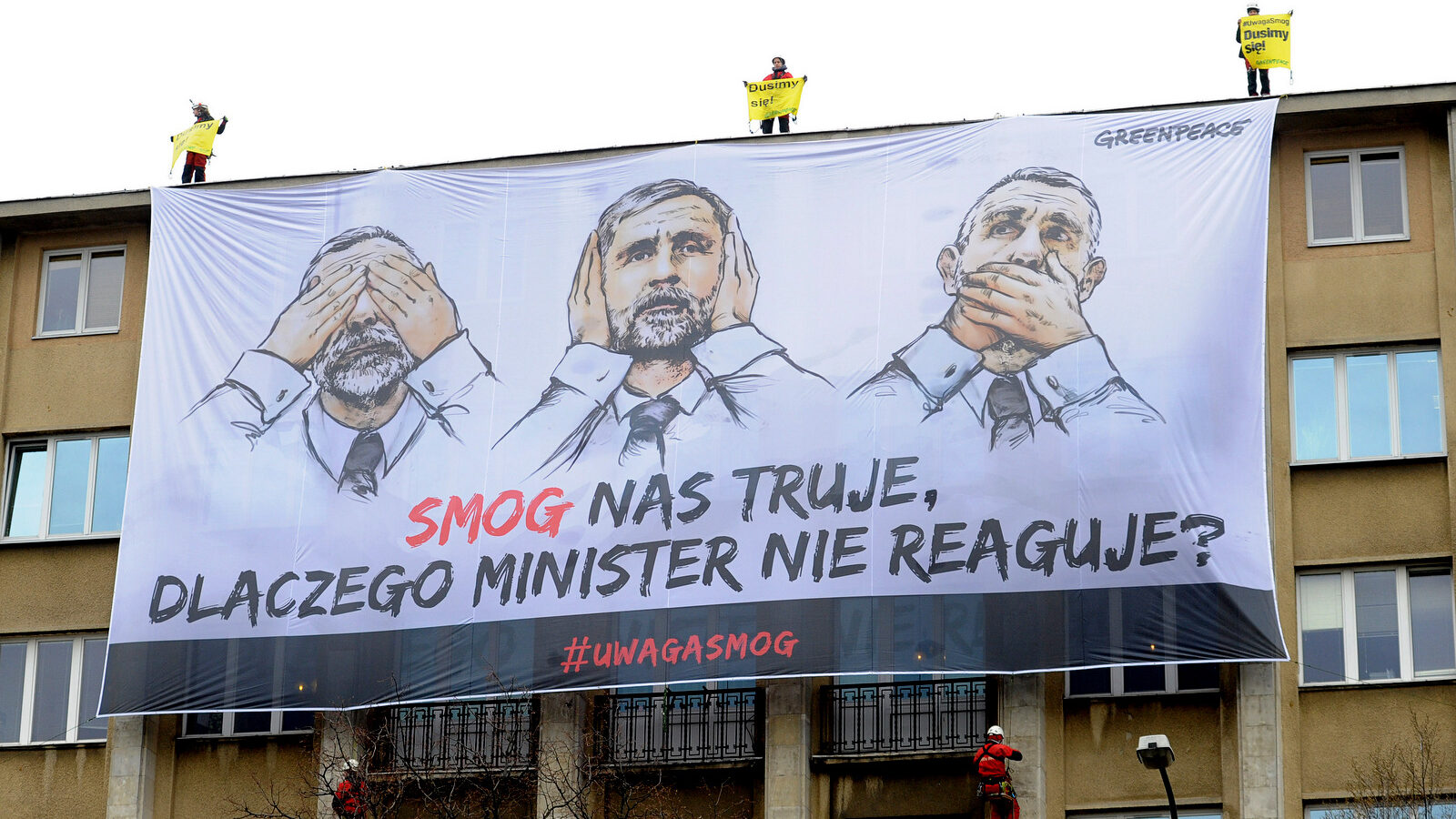 Greenpeace activists spread a banner urging Poland's Environment Minister Maciej Grabowski to react to excessive smog, in Warsaw, Poland, April 8, 2015. The banner reads: 'Smog poisons us. Why doesn't the minister react?'. (AP/Alik Keplicz)