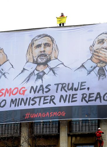 Greenpeace activists spread a banner urging Poland's Environment Minister Maciej Grabowski to react to excessive smog, in Warsaw, Poland, April 8, 2015. The banner reads: 'Smog poisons us. Why doesn't the minister react?'. (AP/Alik Keplicz)