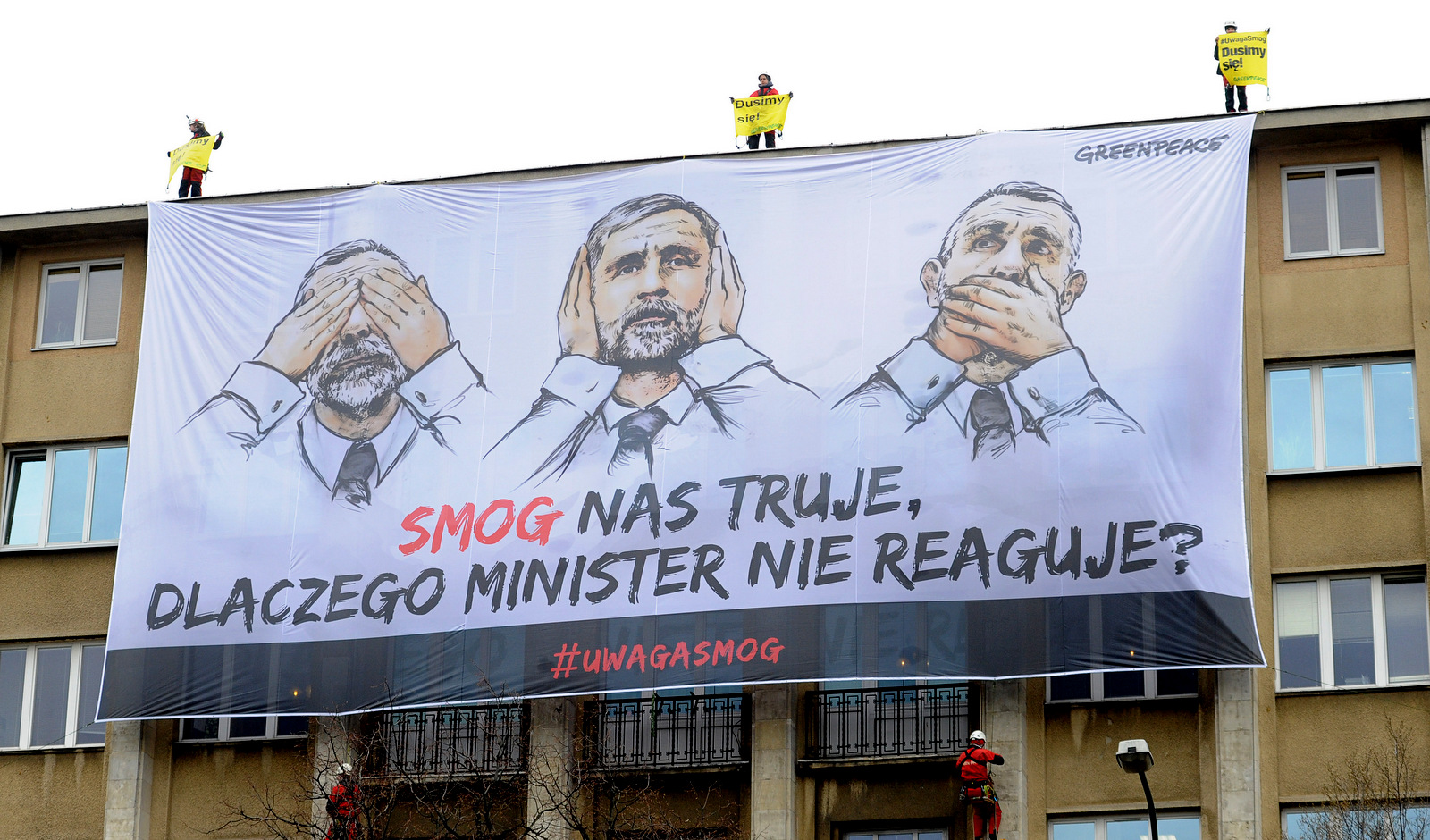 Greenpeace activists spread a banner urging Poland's Environment Minister Maciej Grabowski to react to excessive smog, in Warsaw, Poland, April 8, 2015. The banner reads: 'Smog poisons us. Why doesn't the minister react?'. (AP/Alik Keplicz)