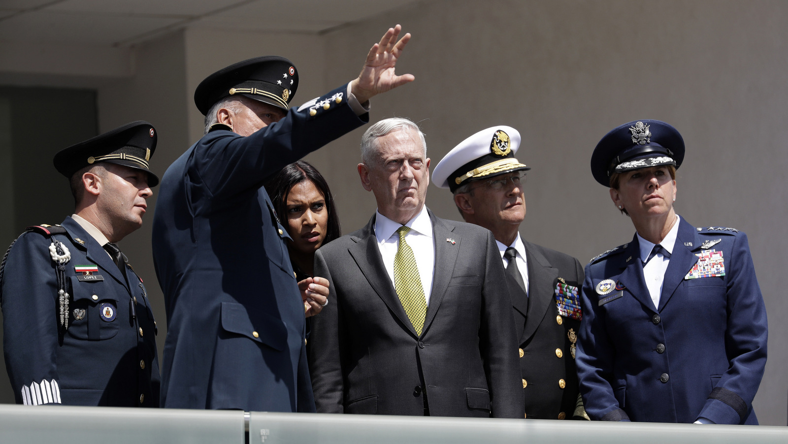 El secretario de Defensa de México, general Salvador Cienfuegos Zepeda, hace un gesto mientras el secretario de Defensa de los Estados Unidos, Jim Mattis, en el centro, escucha durante una ceremonia de recepción en la Ciudad de México, el 15 de septiembre de 2017. Mattis se reunía con altos funcionarios del gobierno mexicano en la capital en la víspera de la jornada nacional de México. Día de la Independencia. (AP / Rebecca Blackwell)