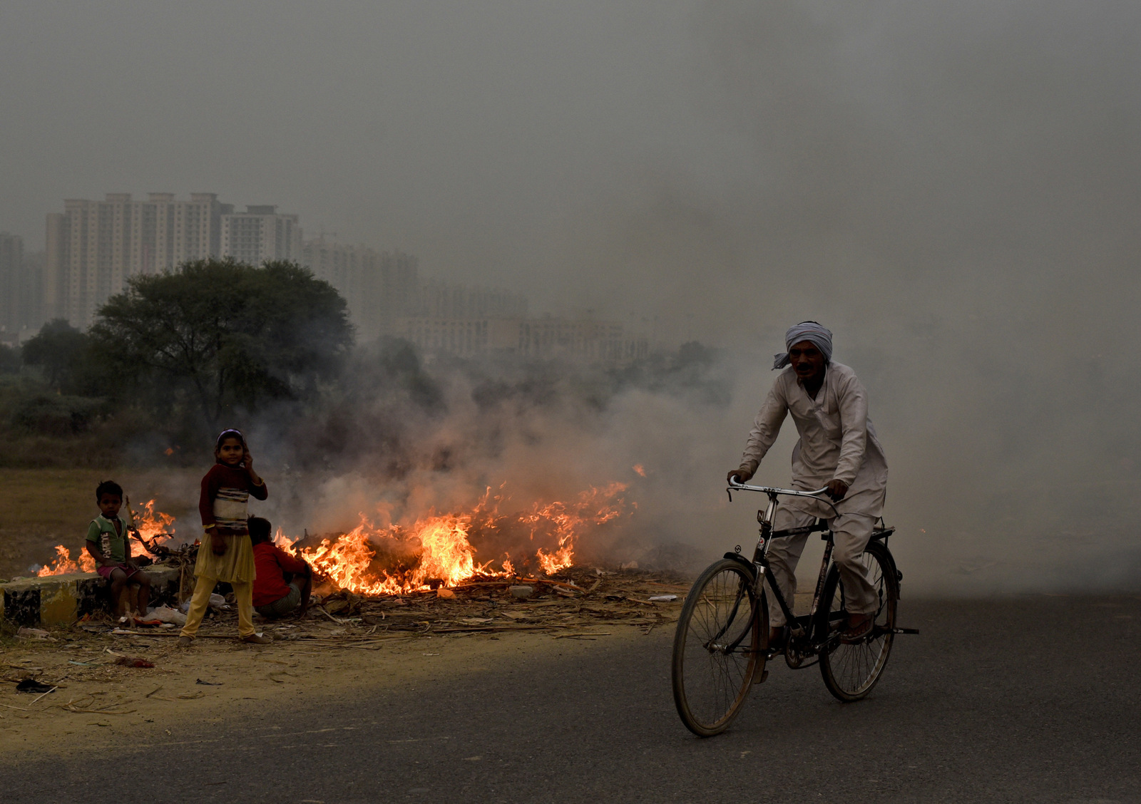 Smoke rises from garbage being burnt by a roadside on the outskirts of New Delhi, India,, Nov.16, 2017. As winter approaches, a thick, soupy smog routinely envelops most parts of northern India, caused by dust, the burning of crops, emissions from factories and the burning of coal and piles of garbage as the poor try to keep warm. New Delhi is one of the world's most polluted cities. (AP/R S Iyer)