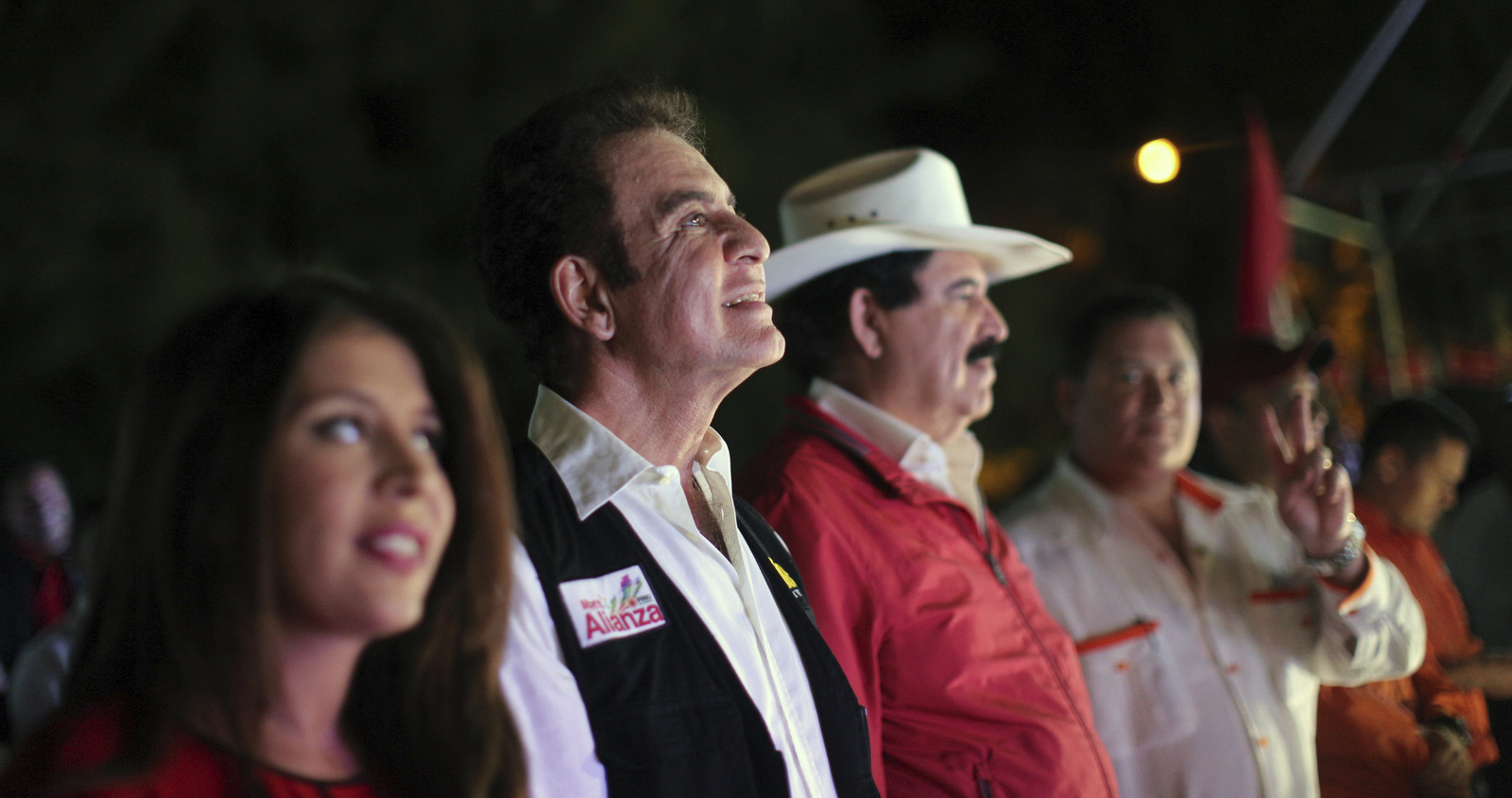 Opposition Alliance presidential candidate Salvador Nasralla, center left, and former President Manuel Zelaya, center right, attend a closing campaign rally in Tegucigalpa, Honduras, Nov. 20, 2017. Zelaya was ousted from the presidency in a US-backed coup in 2009. (AP/Rodrigo Abd)
