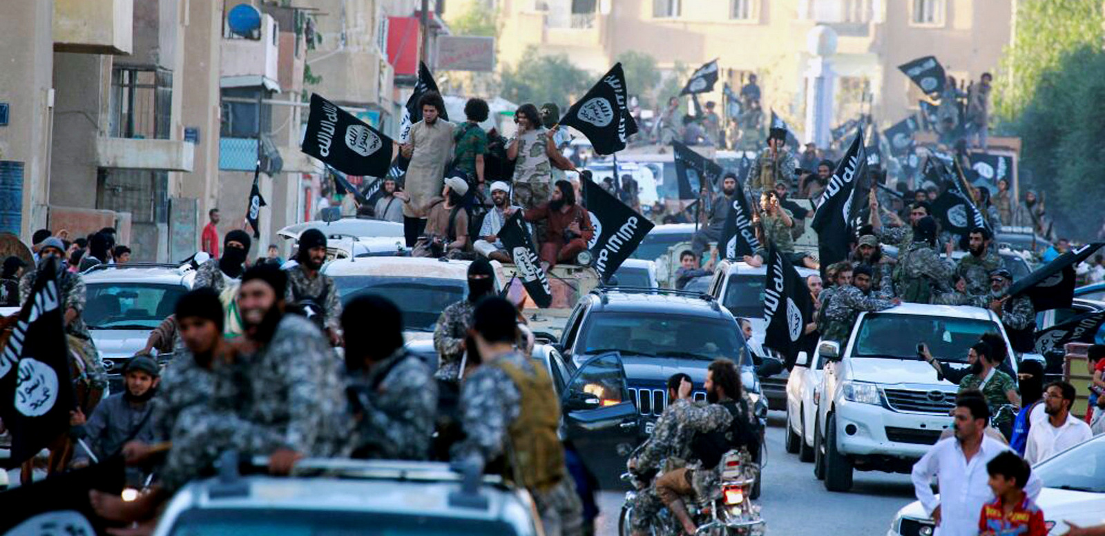 伊斯兰国战士在夺取叙利亚拉卡后举行庆祝游行。