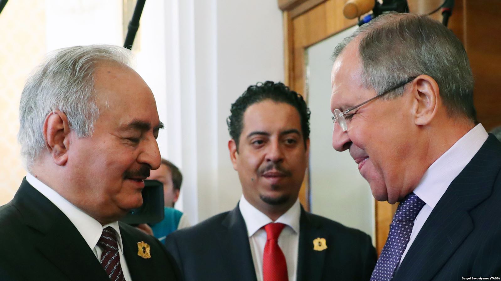 Libyan National Army (LNA) commander, Field Marshal Khalifa Haftar (L) shakes hands with Russia's Foreign Minister Sergei Lavrov (R) as they meet for talks in Moscow, Augest 14, 2017. (Sergei Savostyanov/TASS)