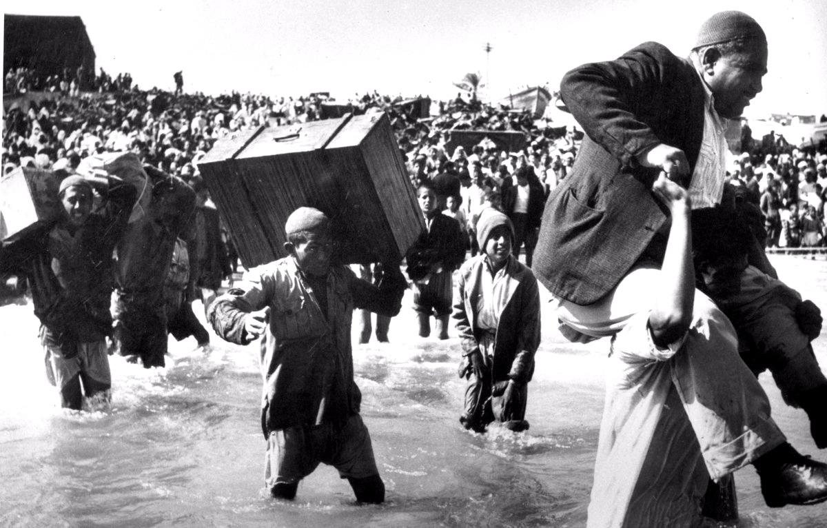 Palestinians being pushed into the sea by Zionist paramilitary group Irgun, Jaffa, 1948. (Photo: Wikimedia Commons)