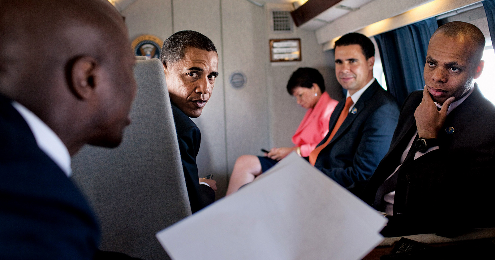 President Barack Obama talks with his personal aide Reggie Love, Senior Advisor Valerie Jarrett, Deputy Press Secretary Bill Burton, and Director of Political Affairs Patrick Gaspard, aboard Marine One. Aug. 9, 2010. (Pete Souza)