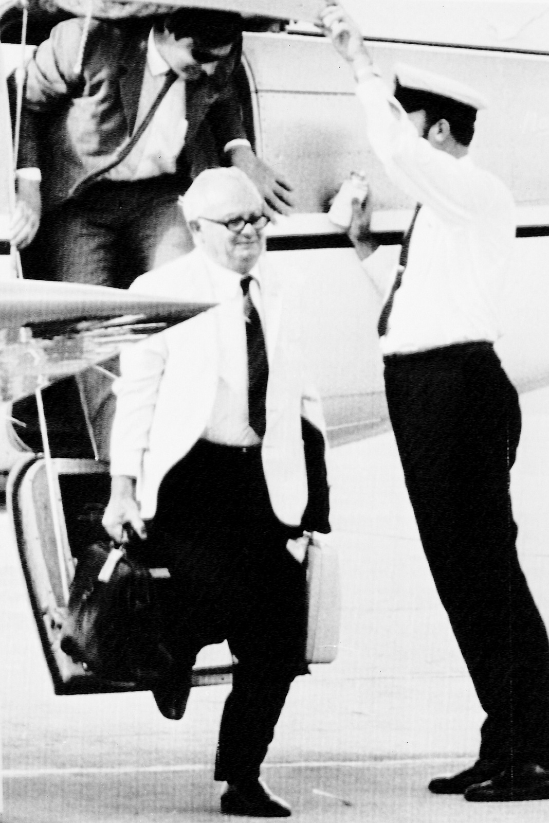 Australian journalist Wilfred Burchett arrives at Brisbane International Airport, Feb. 28, 1970, after flying by charter plane from Noumea. (AP Photo)