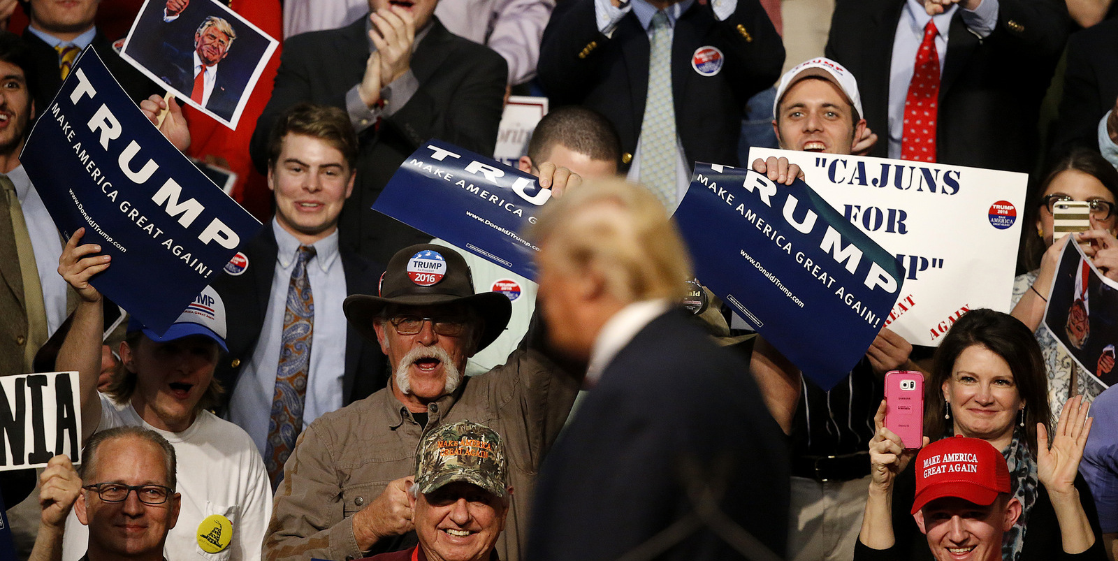 Толпа приветствует, когда кандидат в президенты от Республиканской партии Дональд Трамп выступает на митинге в Батон-Руж, штат Луизиана, 11 февраля 2016 года. (AP / Gerald Herbert)