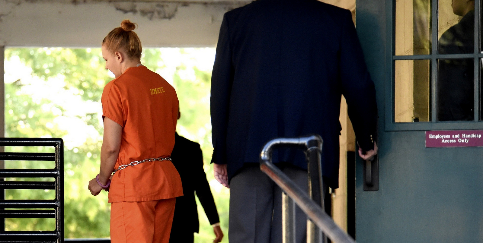 Обвиняемый разоблачитель АНБ, Reality Winner, покидает здание окружного суда США в Огасте, штат Джорджия, после слушания по залогу 8 июня 2017 года. (Фото: Майкл Холахан/The Augusta Chronicle/AP)