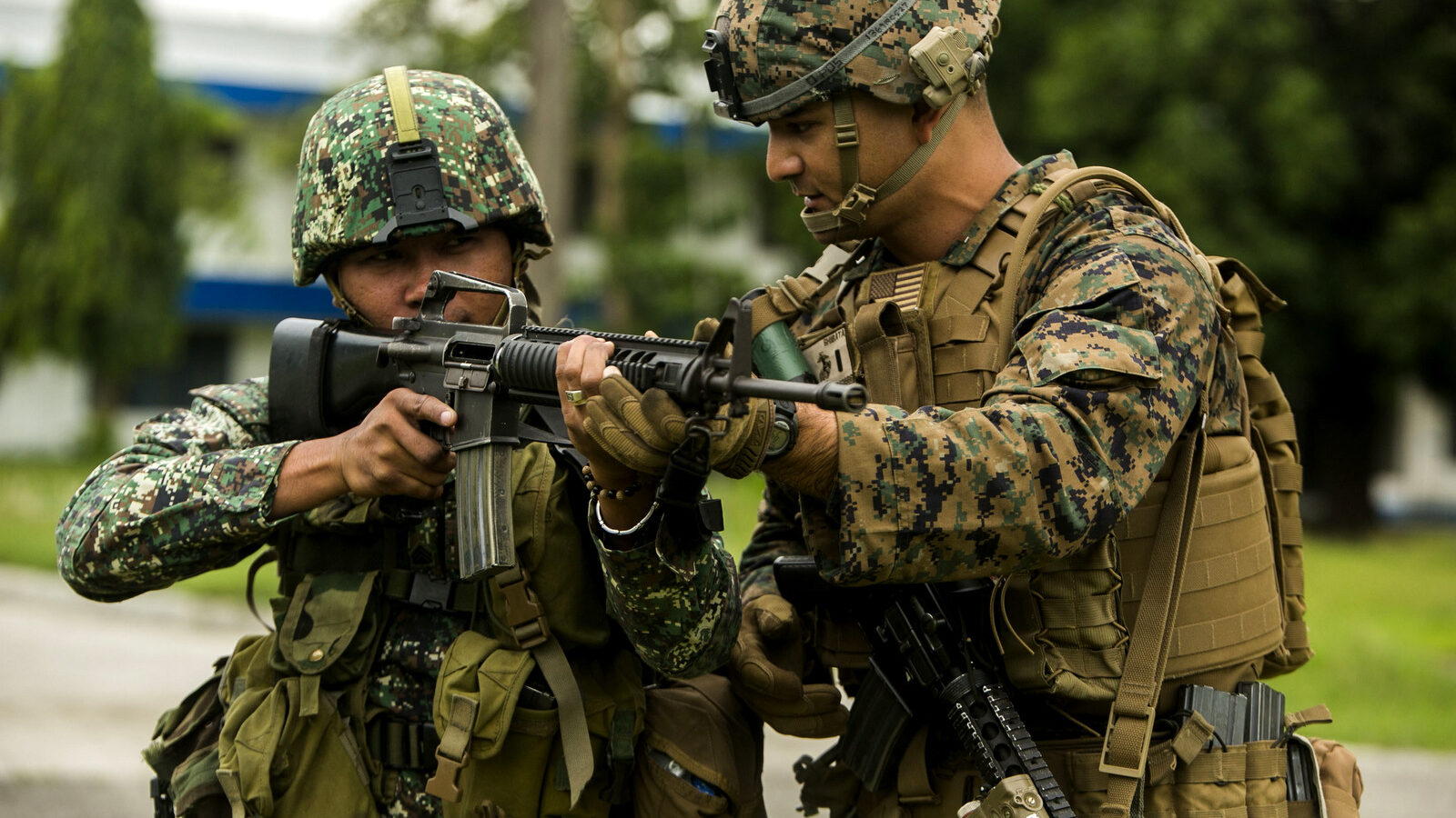 A U.S. Marine teaches a Philippine Marine weapon handling techniques during Air Assault Support Exercise 2015-2 at Basa Air Base in Pampanga, Philippines, July 15, 2015. (Photo: U.S. Marine Corp)