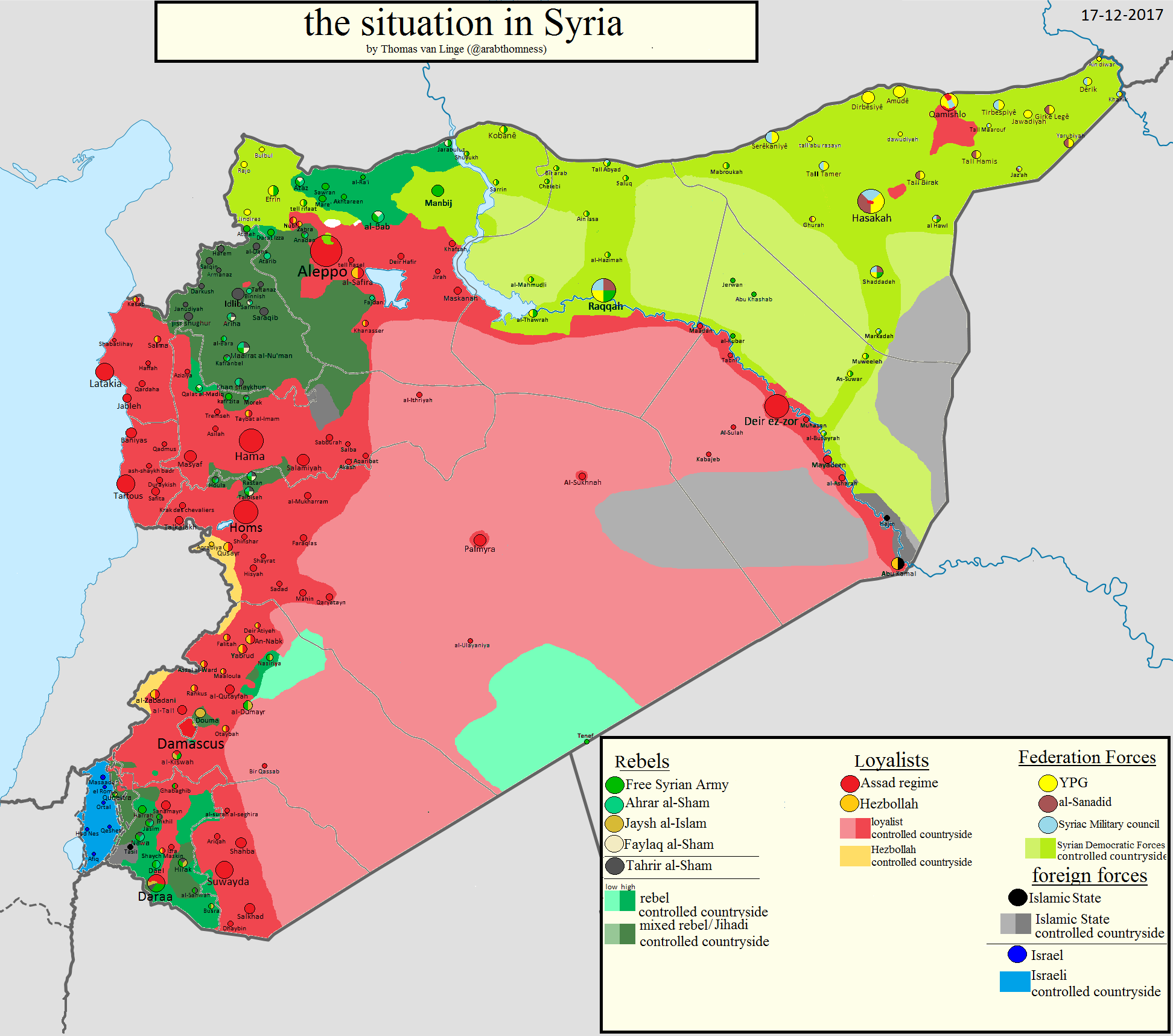 截至2017年12月的叙利亚东北地图显示了由叙利亚（红色），SDF（浅绿色）和ISIS（黑色）控制的领土；幼发拉底河以东的ISIS口袋用箭头指示。