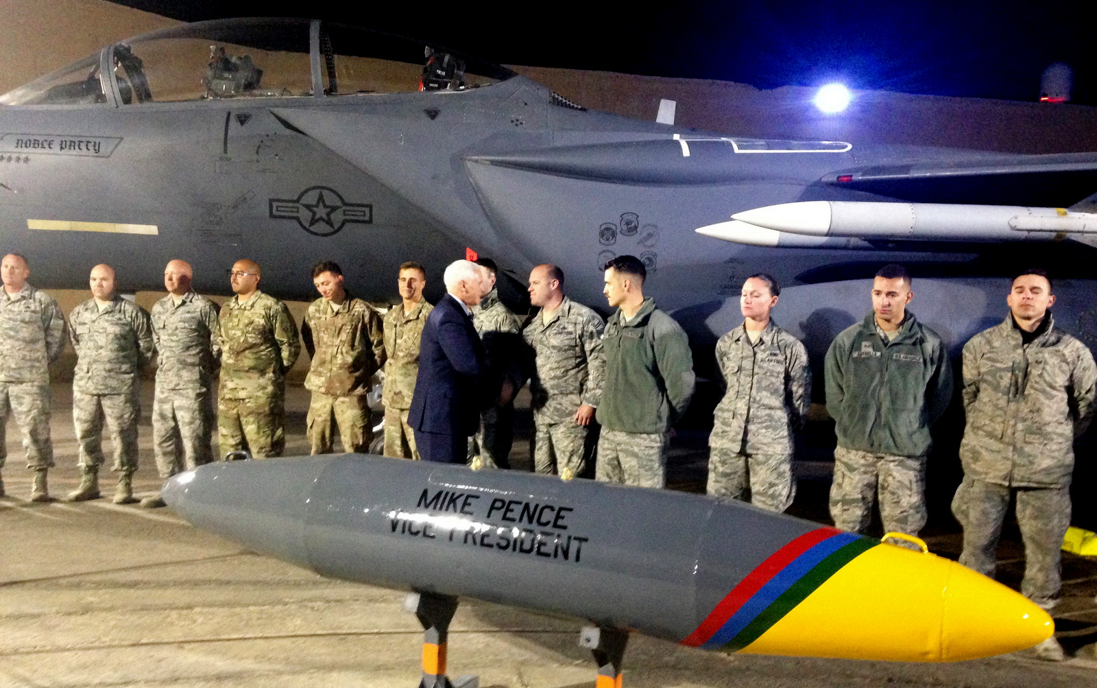 El vicepresidente Mike Pence saluda a las tropas estadounidenses el 21 de enero de 2018, cerca de la frontera siria. (AP / Ken Thomas)