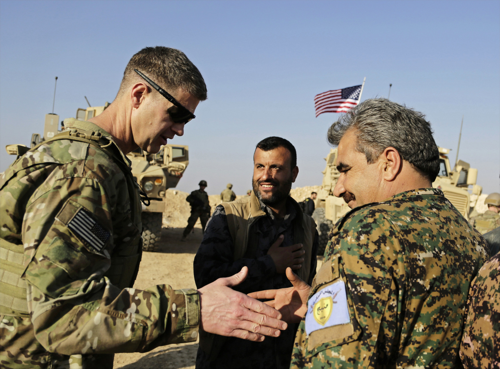2018年2月7日，美国陆军少将杰米·贾拉德（Jamie Jarrard）离开，感谢曼比治军事委员会司令员穆罕默德·阿布·阿德埃尔（Muhammed Abu Adeel）在叙利亚北部曼比治附近的小镇。（美联社/苏珊娜·乔治）