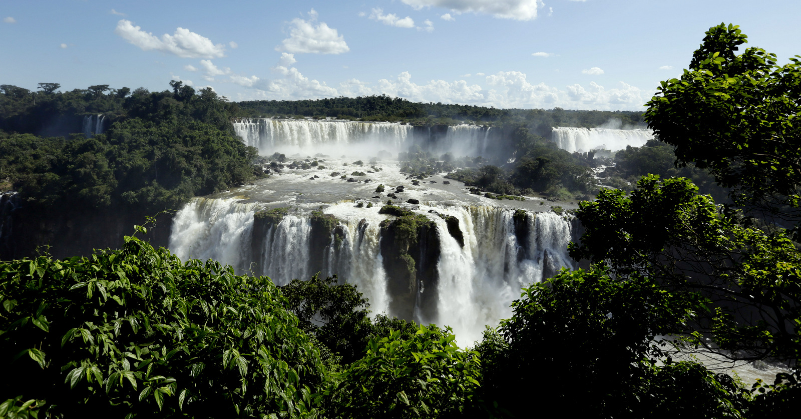 Quedas de Iguazu em cascata perto de Foz do Iguaçu, Brasil, 14 de março de 2015. As quedas de Iguazu, na fronteira da Argentina e do Brasil, fazem parte do Aqüífero Guarani, uma das principais reservas subterrâneas do mundo de água doce.  (AP / Jorge Saenz)