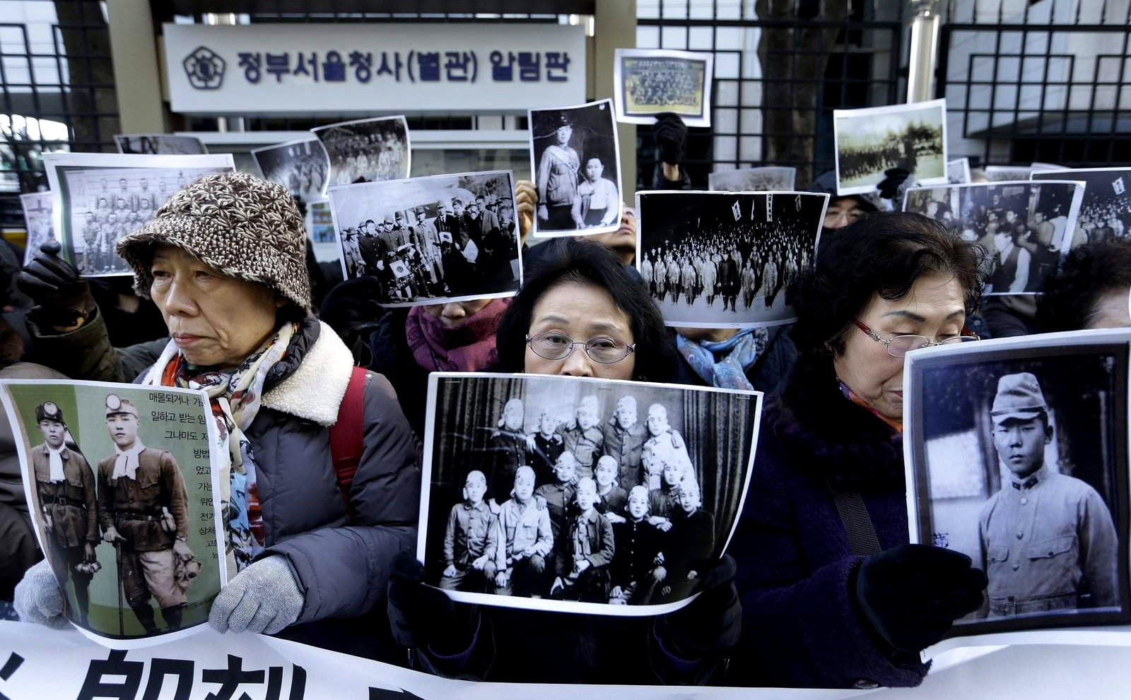 Relatives of Korean women forced to work in Japanese-run brothels during World War II demonstrate outside the foreign ministry in Seoul, South Korea. (AP Photo)