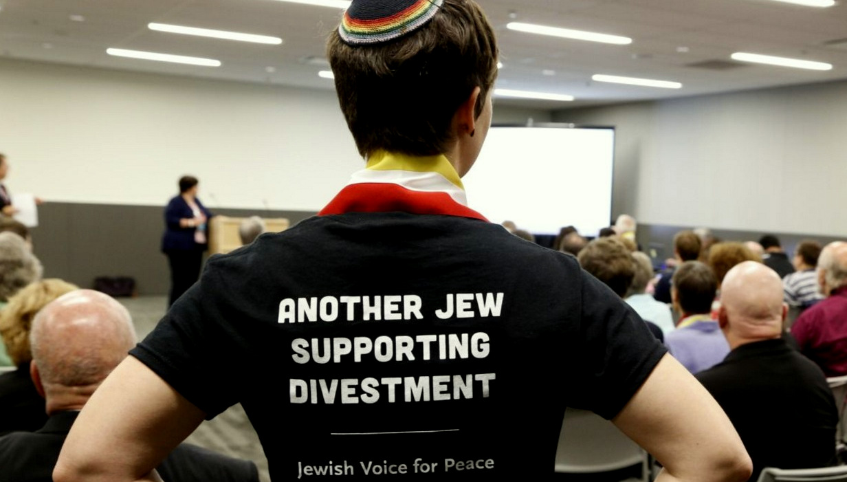 A member of Jewish Voice for Peace wears "another Jew supporting divestment" shirt. (Photo: Jewish Voice for Peace)