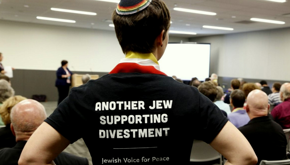 Un miembro de Jewish Voice for Peace usa una camiseta que dice "otro judío apoyando la desinversión". (Foto: Voz judía por la paz)