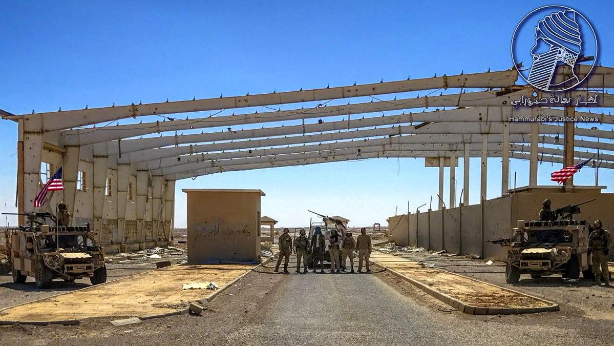 Fotos publicadas por Hammurabi's Justice News y MaT muestran al personal de las Fuerzas Especiales de Estados Unidos posando con rebeldes sirios respaldados por Estados Unidos en el sur de Siria, julio de 2017.