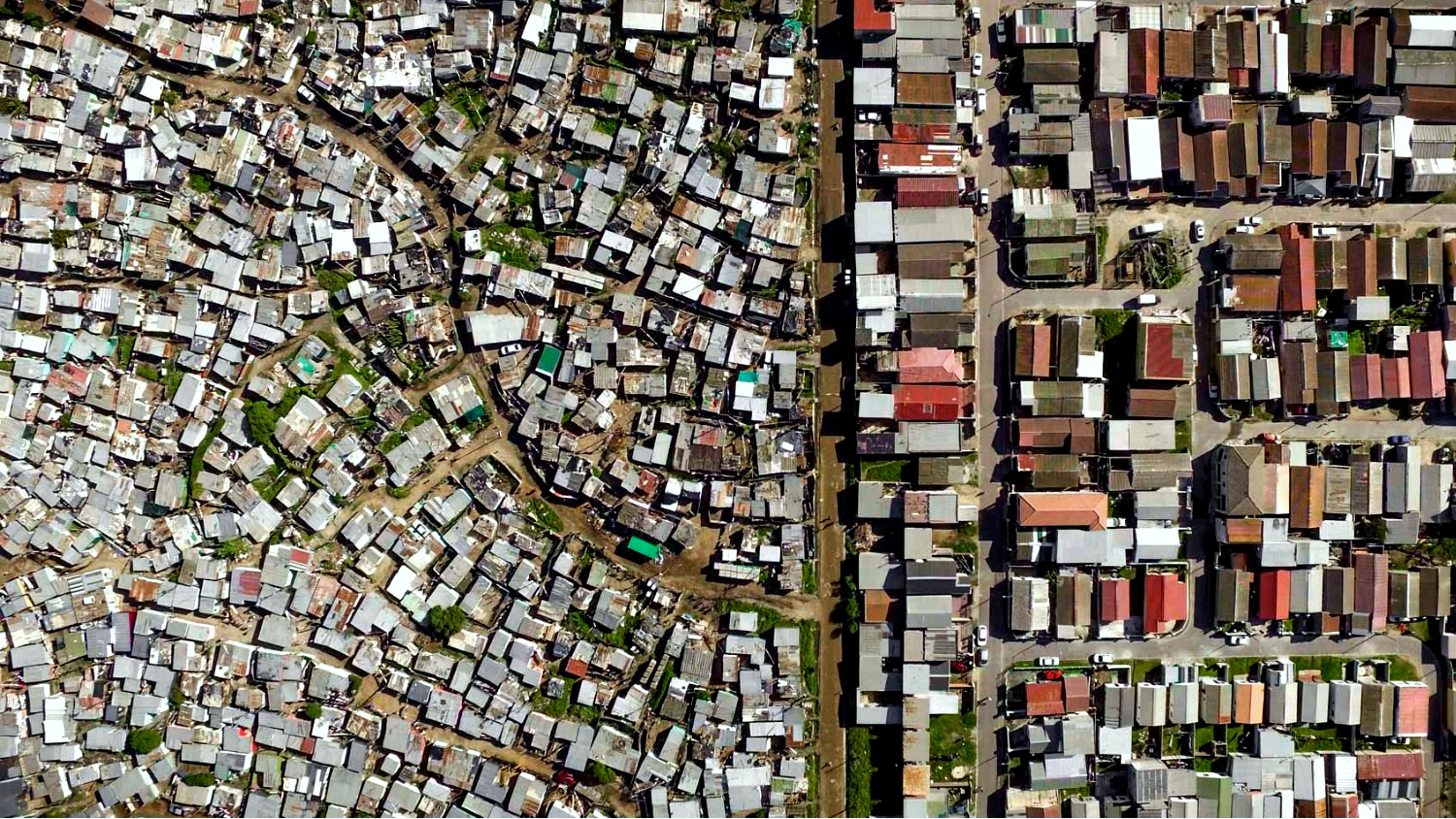 This drone photo shows the stunning divide between rich in poor in the Vukuzenzele district of Cape Town, South Africa. (Photo: Johnny Miller/AfrcanDrone.org)