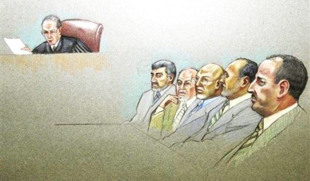 En esta ilustración de la sala del tribunal, el juez de distrito estadounidense A. Joe Fish y los acusados Mufid Abdulqader, Ghassan Elashi, Mohammad El-Mezain, Shukri Abu Baker y Abdulrahman Odeh se muestran durante el juicio de financiamiento del terrorismo de la Fundación Tierra Santa en el tribunal federal en Dallas, octubre. 22, 2007. (AP / Pat Lopez)