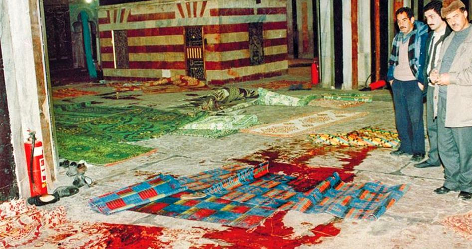 Des tapis de prière couverts de sang à la mosquée Ibrahimi au lendemain du massacre perpétré par le colon juif Baruch Goldstein, le 25 février 1994. (Photo : Al-Khalil)