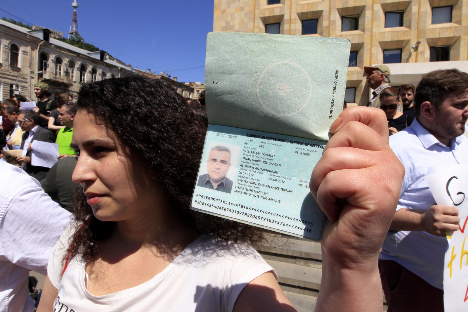 Leyla Mustafayeva, wife of an Azerbaijani journalist Afgan Mukhtarli, who was abducted in Tbilisi on May 29 attends a rally in Tbilisi, Georgia, May 31, 2017. (AP/Shakh Aivazov)
