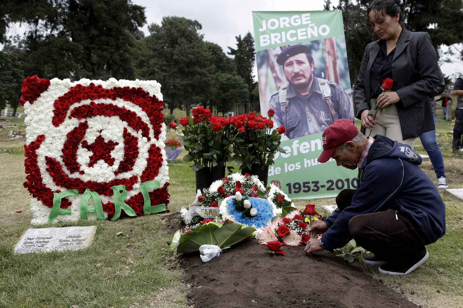 2017年9月22日，在哥伦比亚波哥大南部的一个公墓中，一名男子在哥伦比亚革命武装力量的前成员，哥伦比亚革命武装力量（FARC）的致敬中，将鲜花放置在被杀害的叛军领袖Jorge Briceno（称为Mono Jojoy）的坟墓上。 Briceno于2010年9月22日被哥伦比亚军队杀害。（AP / Ricardo Mazalan）