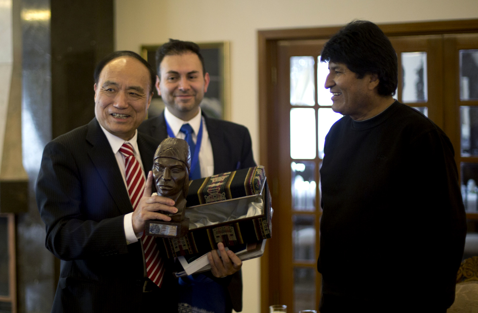 Bolivia's President Evo Morales, right, gives a handcrafted bust of Bolivia's indigenous leader Tupac Katari to Houlin Zhao, left, from China, Secretary General of the International Telecommunication Union, ITU, during a meeting at the presidential residence, in La Paz., Oct. 13, 2017. (AP/Juan Karita)