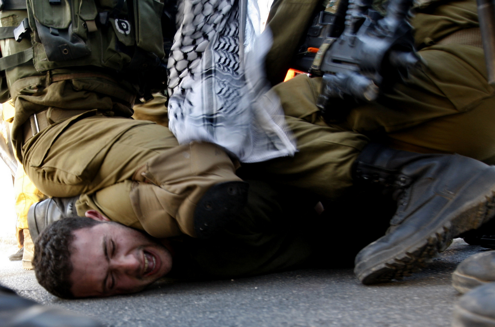 Un activista palestino es detenido por soldados israelíes durante una protesta contra el Plan Prawer para reasentar a la minoría beduina palestina de Israel cerca del asentamiento israelí de Bet El, al norte de Ramallah, el 30 de noviembre de 2013. (AP / Majdi Mohammed)