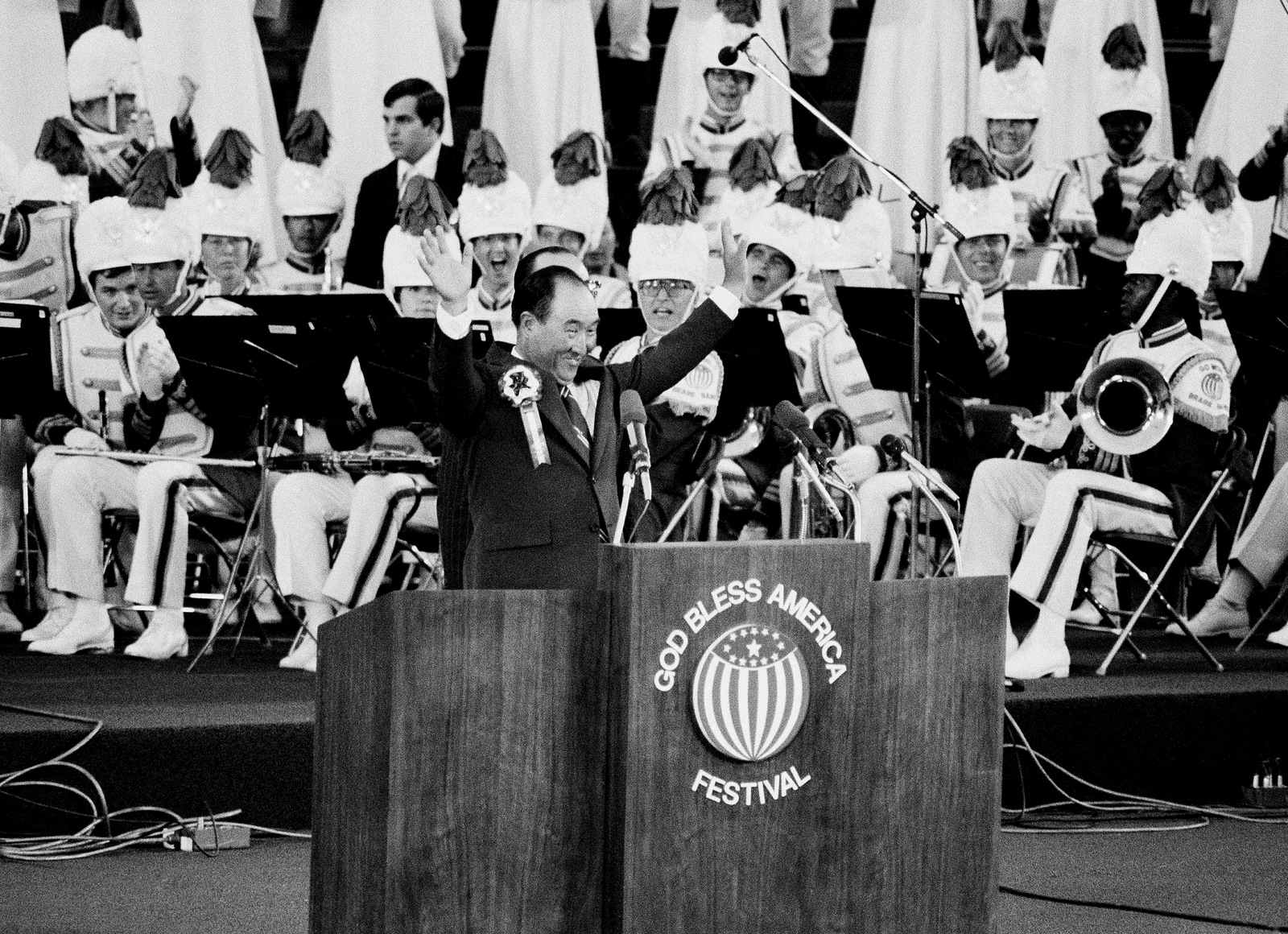 Korean evangelist Sun Myung Moon acknowledges applause during a rally on the grounds of the Washington Monument, Sept. 18, 1976 in Washington. Moon called his Unification Church “the world’s greatest religion.” (AP/Charles Bennett)