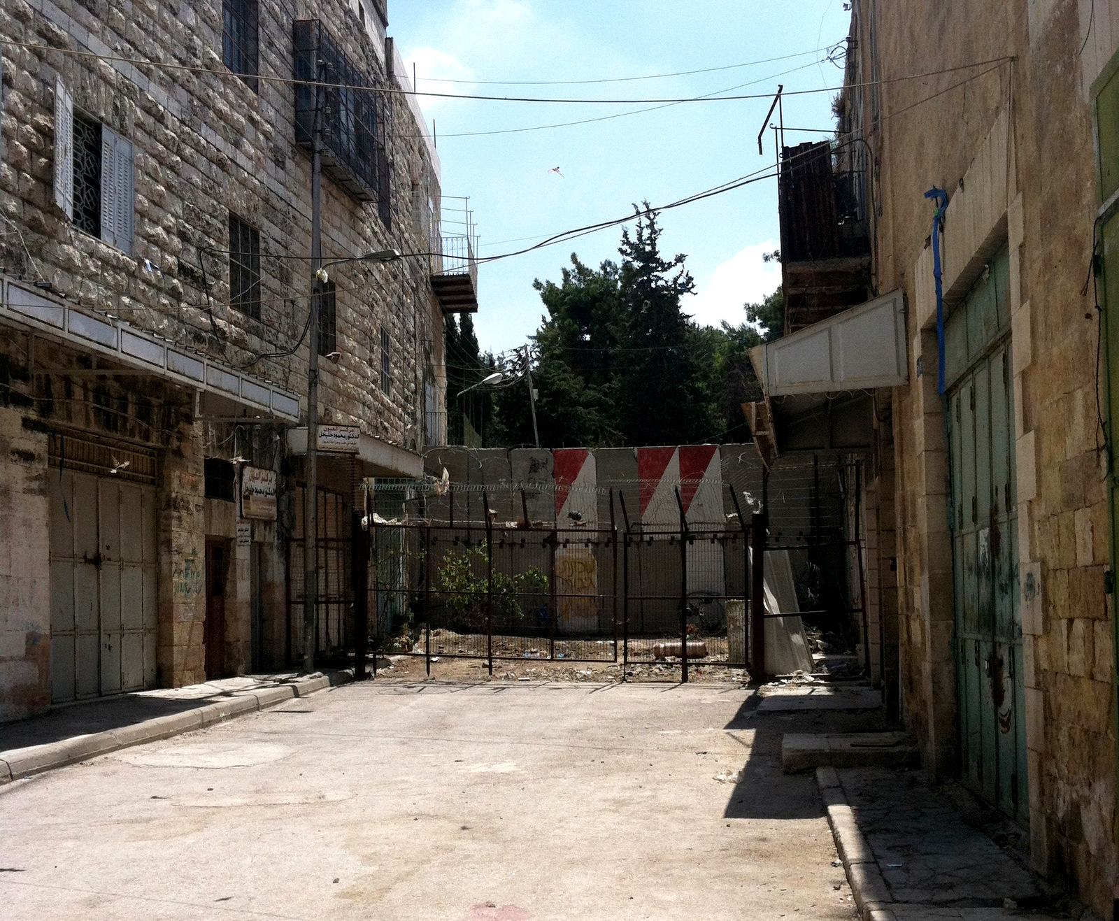 A neighborhood near the Ibrahimi Mosque in Hebron. The broad side of the street is for Jews and narrow side for Muslims. (Photo: Miko Peled)