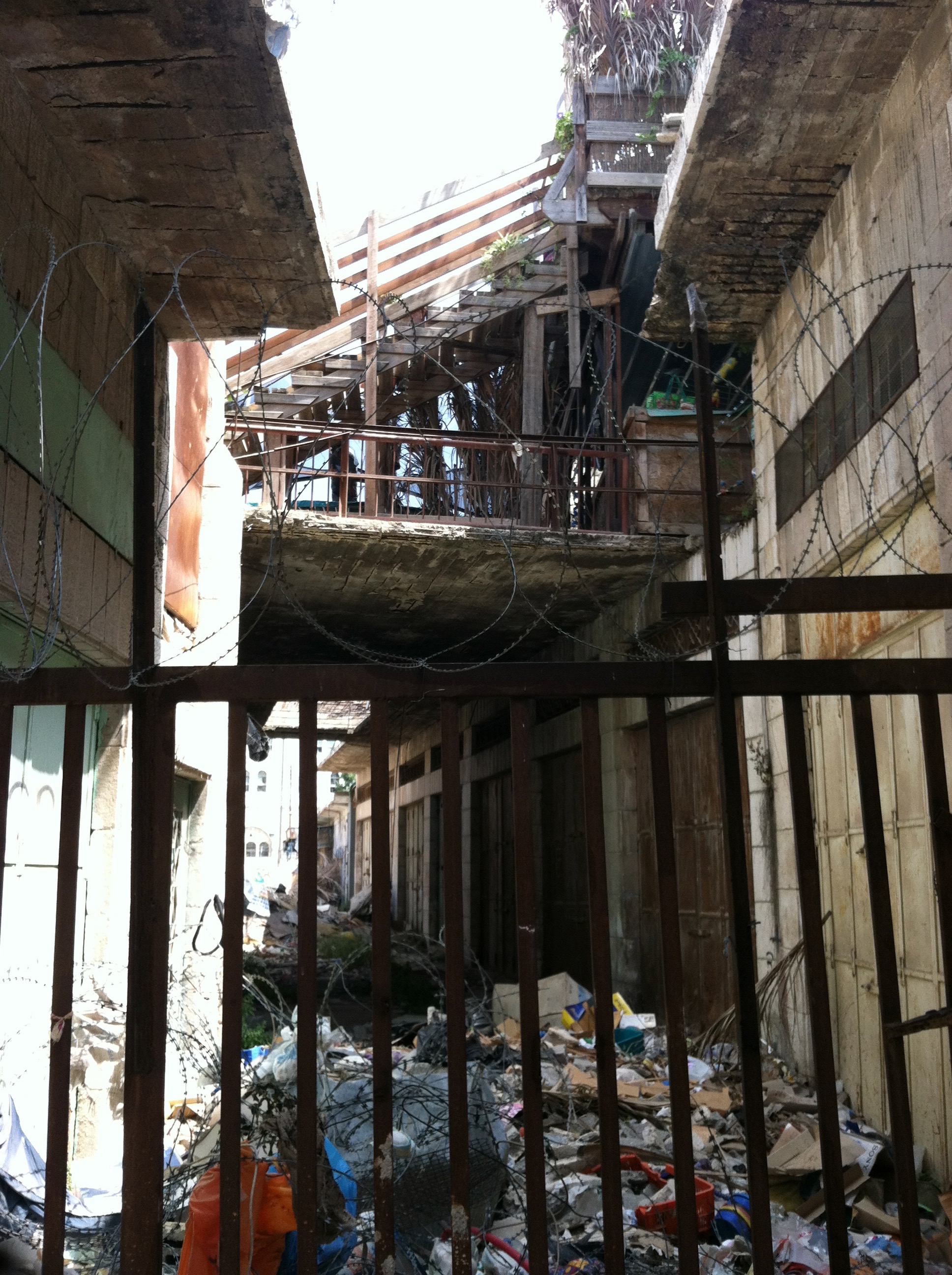 El viejo mercado: los colonos israelíes que vivían en el piso de arriba hacían imposible que la vida continuara.