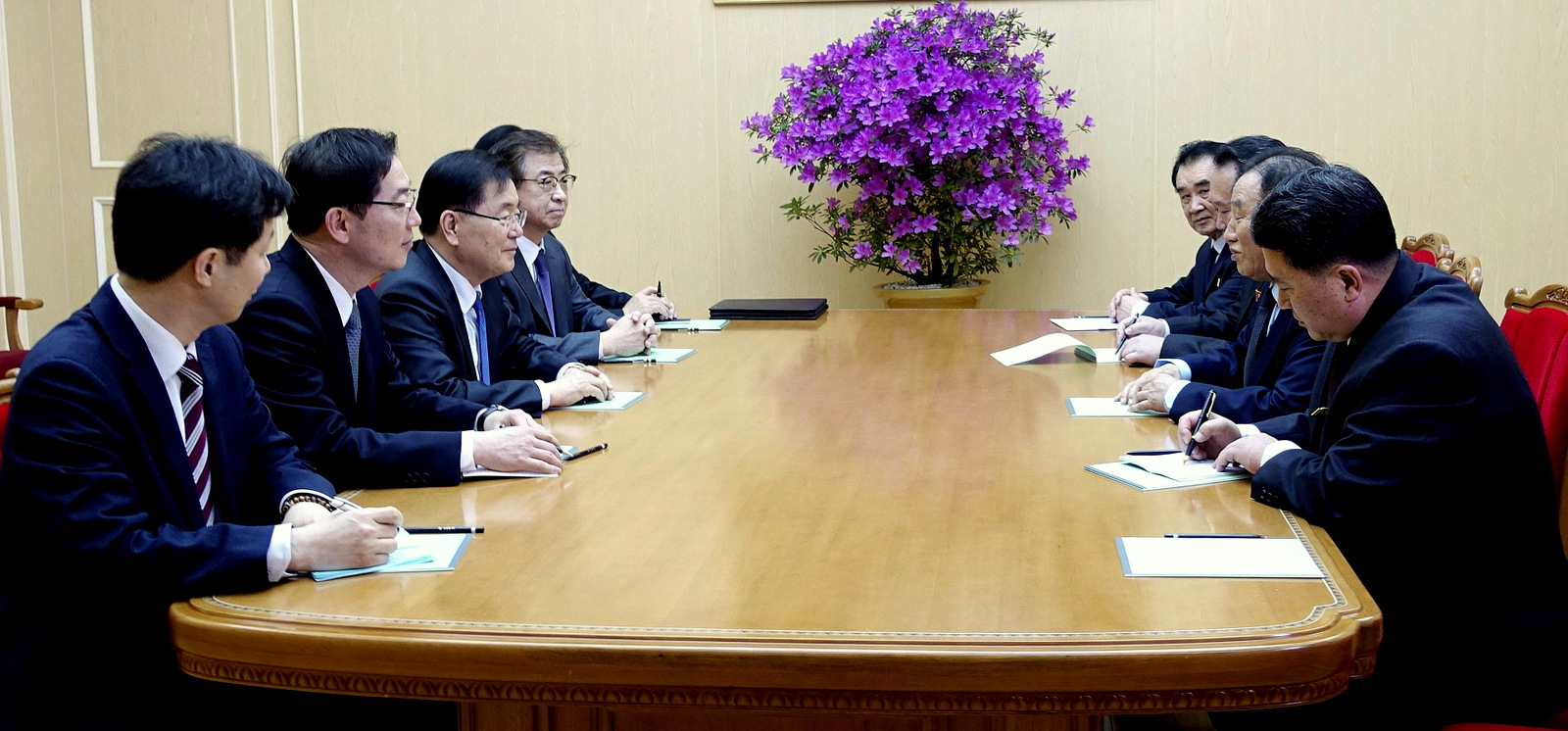 South Korean national security director, Chung Eui-yong, third from left, meets with North Korean vice chairman of North Korea's ruling Workers' Party Central Committee, Kim Yong Chol, second from right, in Pyongyang, North Korea, March 5, 2018. (South Korea Presidential Blue House/Yonhap via AP)