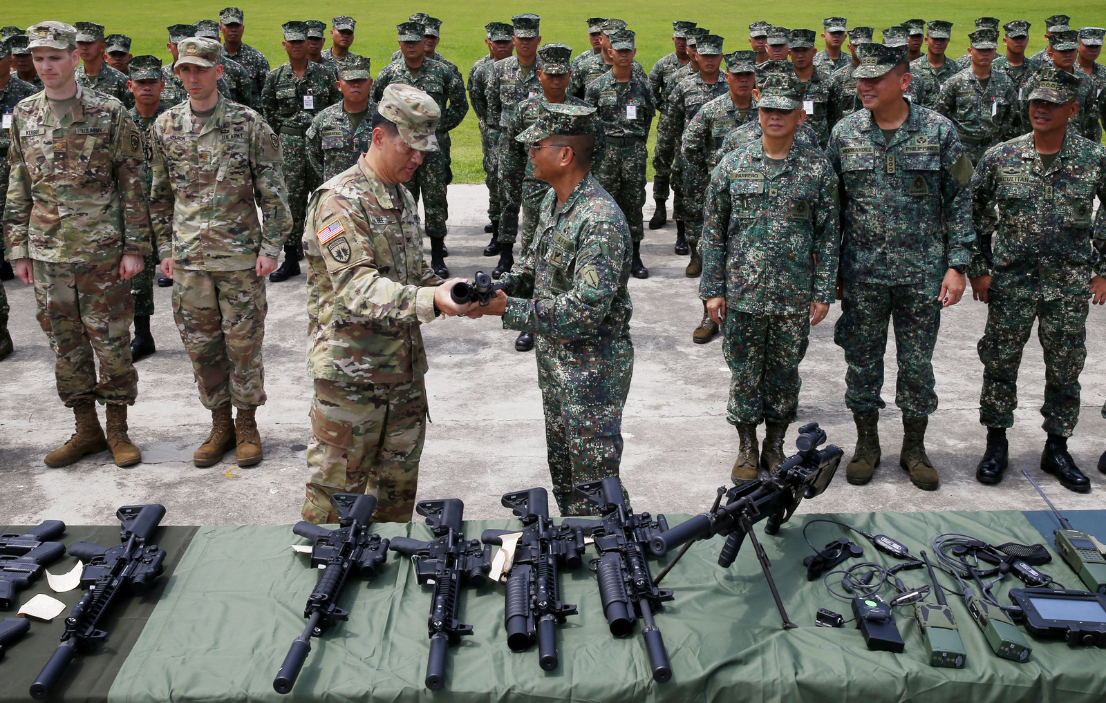 Philippine Maj. Gen. Emmanuel Salamat, receives an M4 rifle with grenade launcher from U.S. Army Col. Ernest Lee during turnover of brand new military weapons and other equipment, June 5, 2017 in suburban Taguig city, Philippines. (AP/Bullit Marquez)