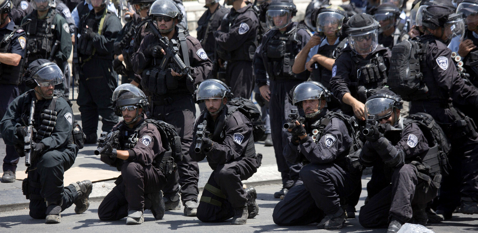 Israeli riot police aim their rifles at protesters outside of Jerusalem's Old City, July 28, 2017. (AP/Ariel Schalit)