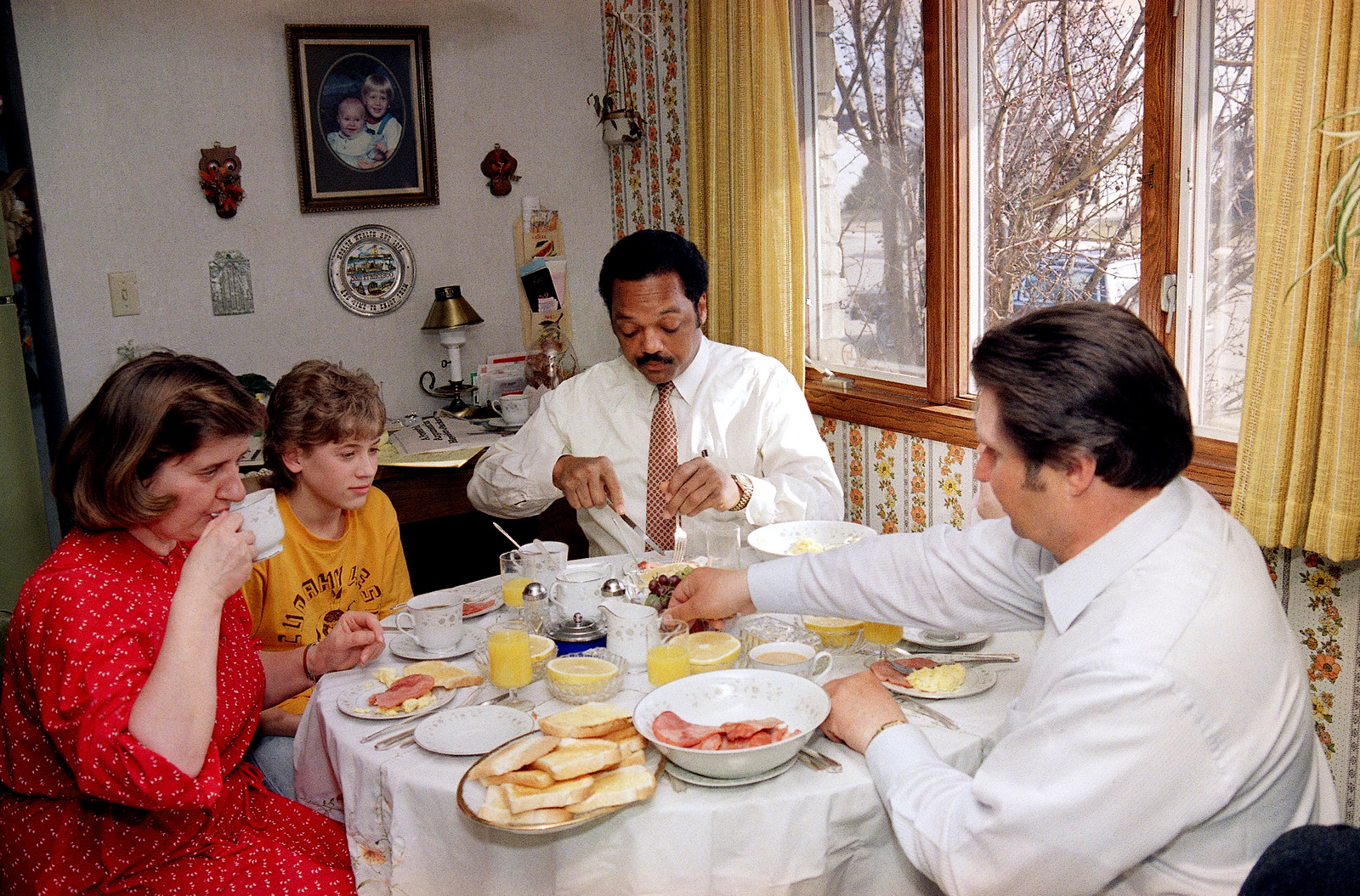 Presidential candidate Jesse Jackson joins the Becker family for breakfast after spending the night in their home in Cudahy, Wis. in 1988. (AP/Ron Rdmonds)