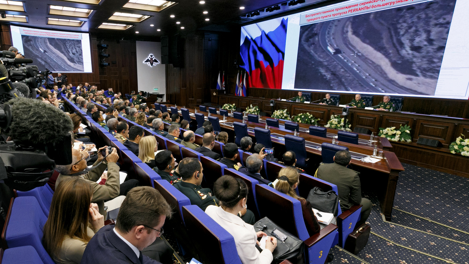 Los principales oficiales militares rusos hablan ante los medios frente a imágenes aéreas de camiones petroleros cerca de la frontera de Turquía con Siria en una reunión informativa en Moscú, Rusia, 2 de diciembre de 2015. (Vadim Savitsky / Servicio de Prensa del Ministerio de Defensa de Rusia vía AP)