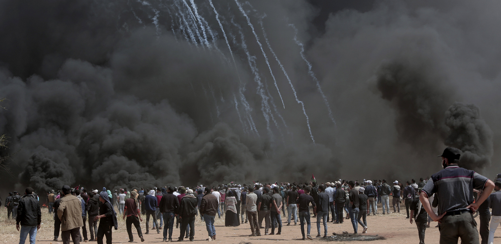 2018年4月6日星期五，在加沙与以色列边界沿线与以色列军队发生冲突期间，以色列士兵开枪射击催泪瓦斯。周五，巴勒斯坦人在加沙与以色列边界附近焚烧了一堆轮胎，发出巨大的黑烟在一个星期内在挥发性地区发生的第二次大型抗议活动中，引发了以色列大火，造成一名男子死亡。 （AP Photo / Adel Hana）