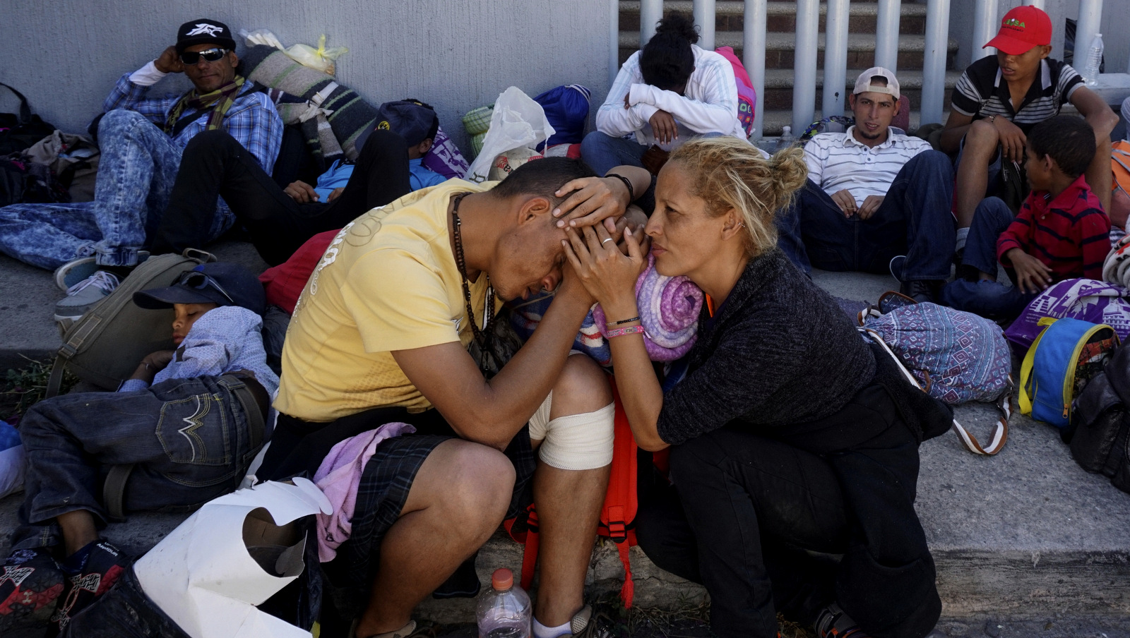 Los migrantes centroamericanos que asistieron a la caravana anual de Estaciones de la Cruz de los Migrantes por los derechos de los migrantes, descansan en un refugio en Tlaquepaque, estado de Jalisco, México, 18 de abril de 2018. Los restos de la caravana de migrantes que despertó la ira del presidente Donald Trump fueron continuando su viaje hacia el norte a través de México hacia la frontera con Estados Unidos. (AP / Refugio Ruiz)