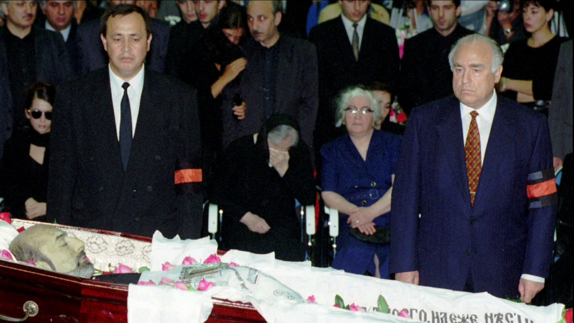 Russian Prime Minister Viktor Chernomurdin, right, attends the funeral of slain Russian banker Ivan Kivelidi, Aug. 8, 1995, in Moscow. Ivan Kivelidi, the director of a major Russian bank and head of a politically influential enterpreneurs' group, died from poisoning Friday in an apparent contract killing. (AP/Sergei Karpukhin)